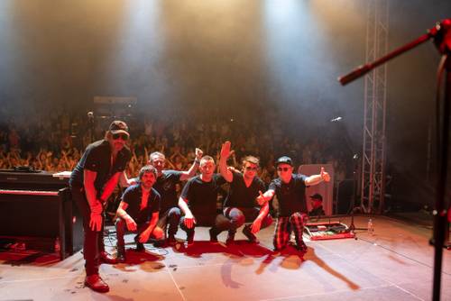 Zdjęcie przedstawia koncert zespołu Sztywny Pal Azji w czwarty weekend Faktorii Kultury