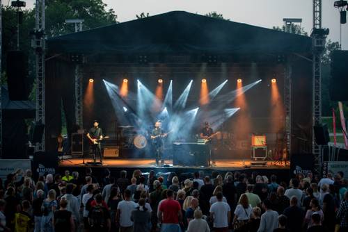 Zdjęcie przedstawia koncert zespołu Sztywny Pal Azji w czwarty weekend Faktorii Kultury