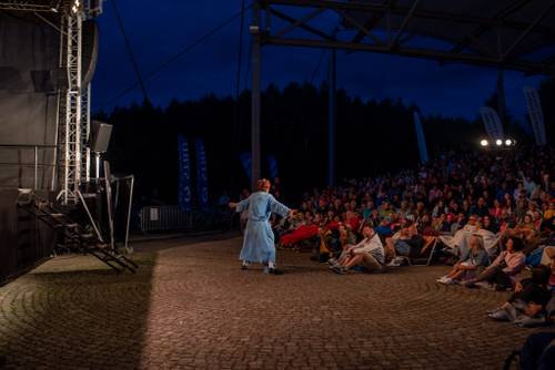 Zdjęcie przedstawia sztukę Tajemnicza Irma Vep w czwarty weekend Faktorii Kultury