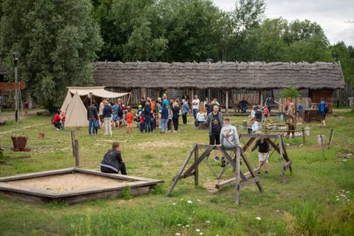Zdjęcie przedstawia aktywności podczas wizyta rekonstruktorów NORDELAG na Faktorii Handlowej