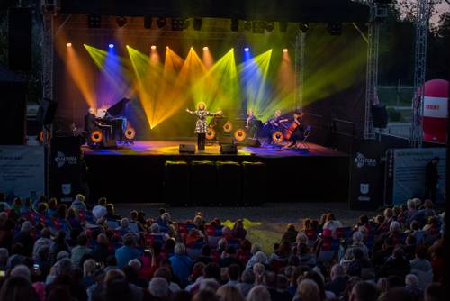 Zdjęcie przedstawia koncert Alicji Majewskiej w piąty weekend Faktorii Kultury