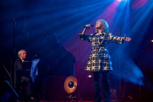 Zdjęcie przedstawia koncert Alicji Majewskiej w piąty weekend Faktorii Kultury