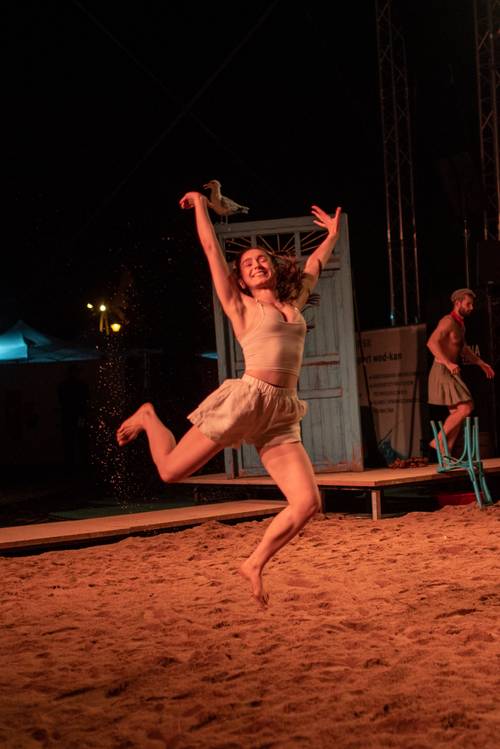 Zdjęcie przedstawia sztukę Awantura w Chioggi w piąty weekend Faktorii Kultury