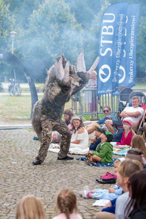 Zdjęcie przedstawia spektakl Zaczarowana królewna w piąty weekend Faktorii Kultury