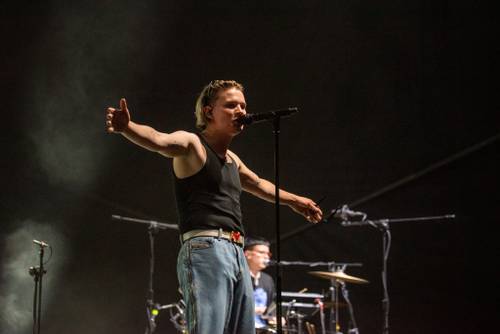 Zdjęcie przedstawia koncert zespołu Kacperczyk w szósty weekend Faktorii Kultury