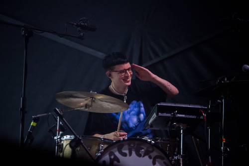 Zdjęcie przedstawia koncert zespołu Kacperczyk w szósty weekend Faktorii Kultury