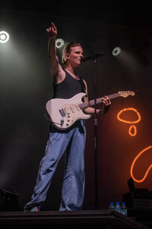 Zdjęcie przedstawia koncert zespołu Kacperczyk w szósty weekend Faktorii Kultury