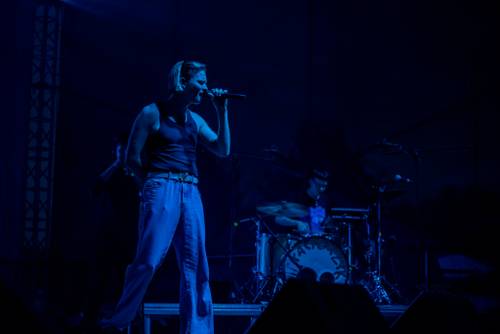 Zdjęcie przedstawia koncert zespołu Kacperczyk w szósty weekend Faktorii Kultury