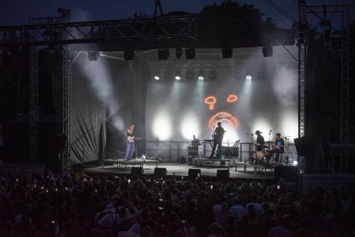 Zdjęcie przedstawia koncert zespołu Kacperczyk w szósty weekend Faktorii Kultury