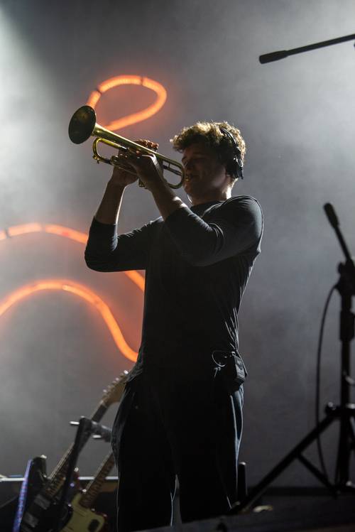 Zdjęcie przedstawia koncert zespołu Kacperczyk w szósty weekend Faktorii Kultury