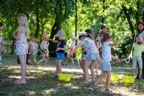 Zdjęcie przedstawia aktywności na festynie osiedlowym na plaży miejskiej w ramach Wakacji Dwóch Kultur