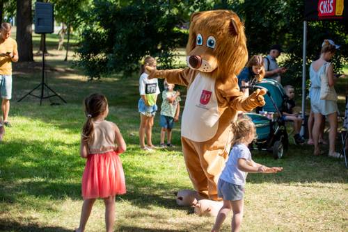 Zdjęcie przedstawia aktywności na festynie osiedlowym na plaży miejskiej w ramach Wakacji Dwóch Kultur