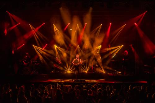 Zdjęcie przedstawia koncert zespołu Król w siódmy weekend Faktorii Kultury