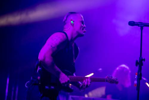 Zdjęcie przedstawia koncert zespołu Król w siódmy weekend Faktorii Kultury