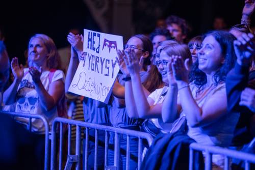 Zdjęcie przedstawia koncert zespołu Król w siódmy weekend Faktorii Kultury