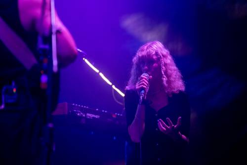 Zdjęcie przedstawia koncert zespołu Król w siódmy weekend Faktorii Kultury