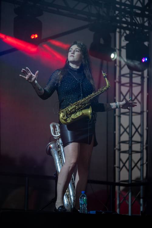 Zdjęcie przedstawia koncert zespołu Król w siódmy weekend Faktorii Kultury
