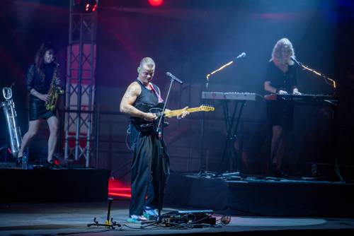 Zdjęcie przedstawia koncert zespołu Król w siódmy weekend Faktorii Kultury