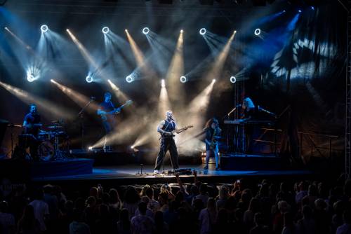 Zdjęcie przedstawia koncert zespołu Król w siódmy weekend Faktorii Kultury