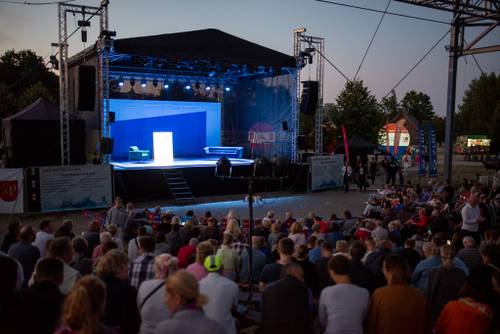 Zdjęcie przedstawia spektakl Sztuka w siódmy weekend Faktorii Kultury