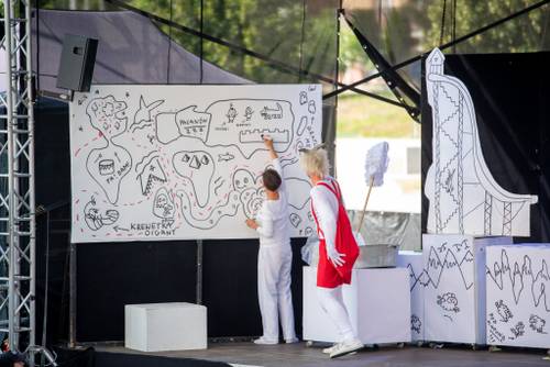 Zdjęcie przedstawia spektakl dla dzieci Przygody Koziołka Matołka w siódmy weekend Faktorii Kultury