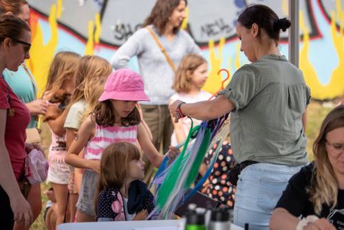 Zdjęcie przedstawia aktywności podczas festynu osiedlowego w ramach Wakacji Dwóch Kultur na placu zabaw przy u. Słonecznej