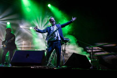 Zdjęcie przedstawia koncert zespołu Voo Voo w ósmy weekend Faktorii Kultury
