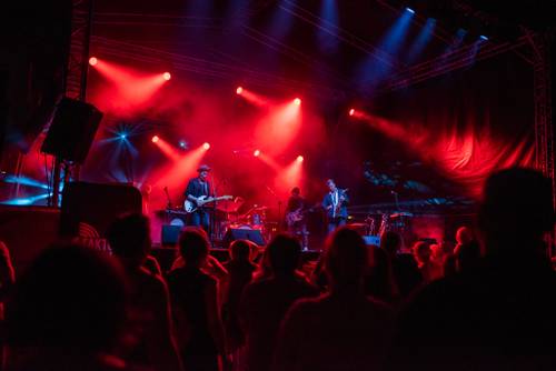 Zdjęcie przedstawia koncert zespołu Voo Voo w ósmy weekend Faktorii Kultury