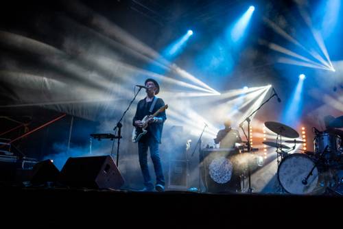 Zdjęcie przedstawia koncert zespołu Voo Voo w ósmy weekend Faktorii Kultury