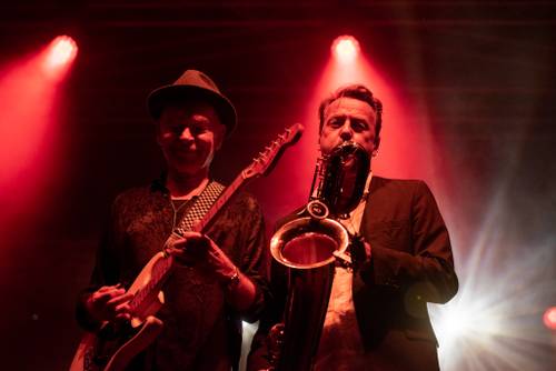 Zdjęcie przedstawia koncert zespołu Voo Voo w ósmy weekend Faktorii Kultury