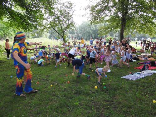 Zdjęcie przedstawia aktywności podczas pikniku czytelniczego