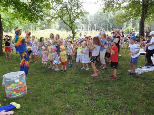 Zdjęcie przedstawia aktywności podczas pikniku czytelniczego