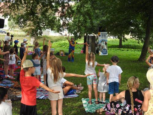 Zdjęcie przedstawia aktywności podczas pikniku czytelniczego