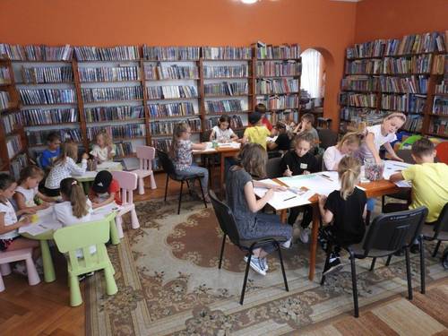 Zdjęcie przedstawia aktywności podczas sierpniowych zajęć w bibliotece