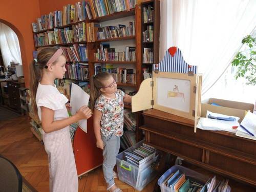Zdjęcie przedstawia aktywności podczas sierpniowych zajęć w bibliotece