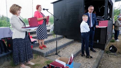 Zdjęcie przedstawia uroczystość wręczenia stypendiów Burmistrza Pruszcza Gdańskiego w Parku Kulturowym Faktoria