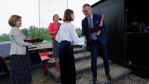 Zdjęcie przedstawia uroczystość wręczenia stypendiów Burmistrza Pruszcza Gdańskiego w Parku Kulturowym Faktoria