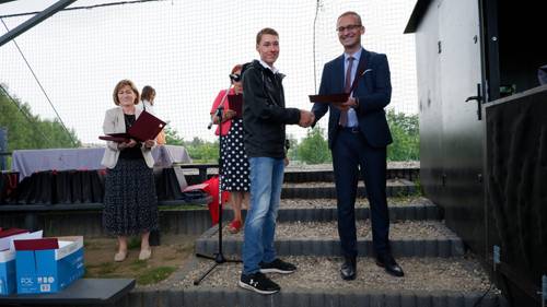 Zdjęcie przedstawia uroczystość wręczenia stypendiów Burmistrza Pruszcza Gdańskiego w Parku Kulturowym Faktoria