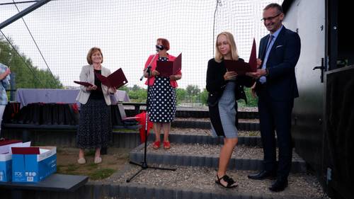 Zdjęcie przedstawia uroczystość wręczenia stypendiów Burmistrza Pruszcza Gdańskiego w Parku Kulturowym Faktoria