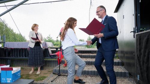 Zdjęcie przedstawia uroczystość wręczenia stypendiów Burmistrza Pruszcza Gdańskiego w Parku Kulturowym Faktoria