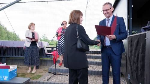 Zdjęcie przedstawia uroczystość wręczenia stypendiów Burmistrza Pruszcza Gdańskiego w Parku Kulturowym Faktoria