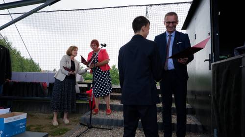 Zdjęcie przedstawia uroczystość wręczenia stypendiów Burmistrza Pruszcza Gdańskiego w Parku Kulturowym Faktoria