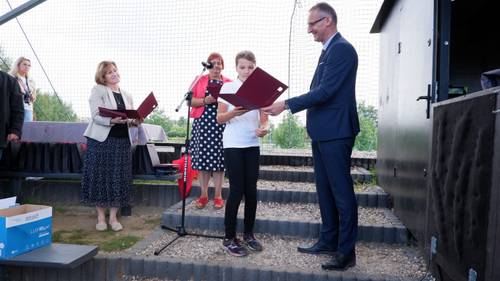 Zdjęcie przedstawia uroczystość wręczenia stypendiów Burmistrza Pruszcza Gdańskiego w Parku Kulturowym Faktoria