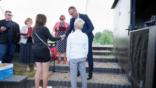 Zdjęcie przedstawia uroczystość wręczenia stypendiów Burmistrza Pruszcza Gdańskiego w Parku Kulturowym Faktoria