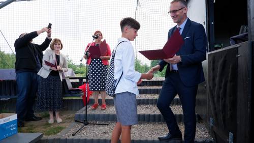 Zdjęcie przedstawia uroczystość wręczenia stypendiów Burmistrza Pruszcza Gdańskiego w Parku Kulturowym Faktoria