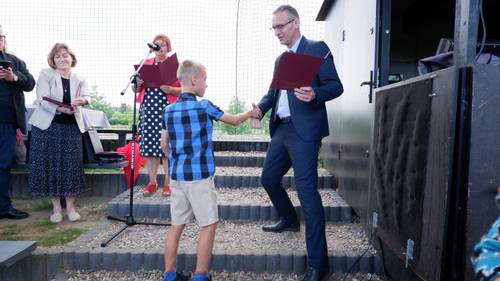 Zdjęcie przedstawia uroczystość wręczenia stypendiów Burmistrza Pruszcza Gdańskiego w Parku Kulturowym Faktoria