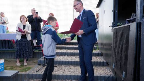 Zdjęcie przedstawia uroczystość wręczenia stypendiów Burmistrza Pruszcza Gdańskiego w Parku Kulturowym Faktoria