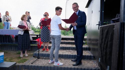 Zdjęcie przedstawia uroczystość wręczenia stypendiów Burmistrza Pruszcza Gdańskiego w Parku Kulturowym Faktoria