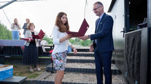 Zdjęcie przedstawia uroczystość wręczenia stypendiów Burmistrza Pruszcza Gdańskiego w Parku Kulturowym Faktoria