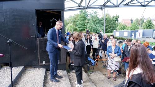 Zdjęcie przedstawia uroczystość wręczenia stypendiów Burmistrza Pruszcza Gdańskiego w Parku Kulturowym Faktoria